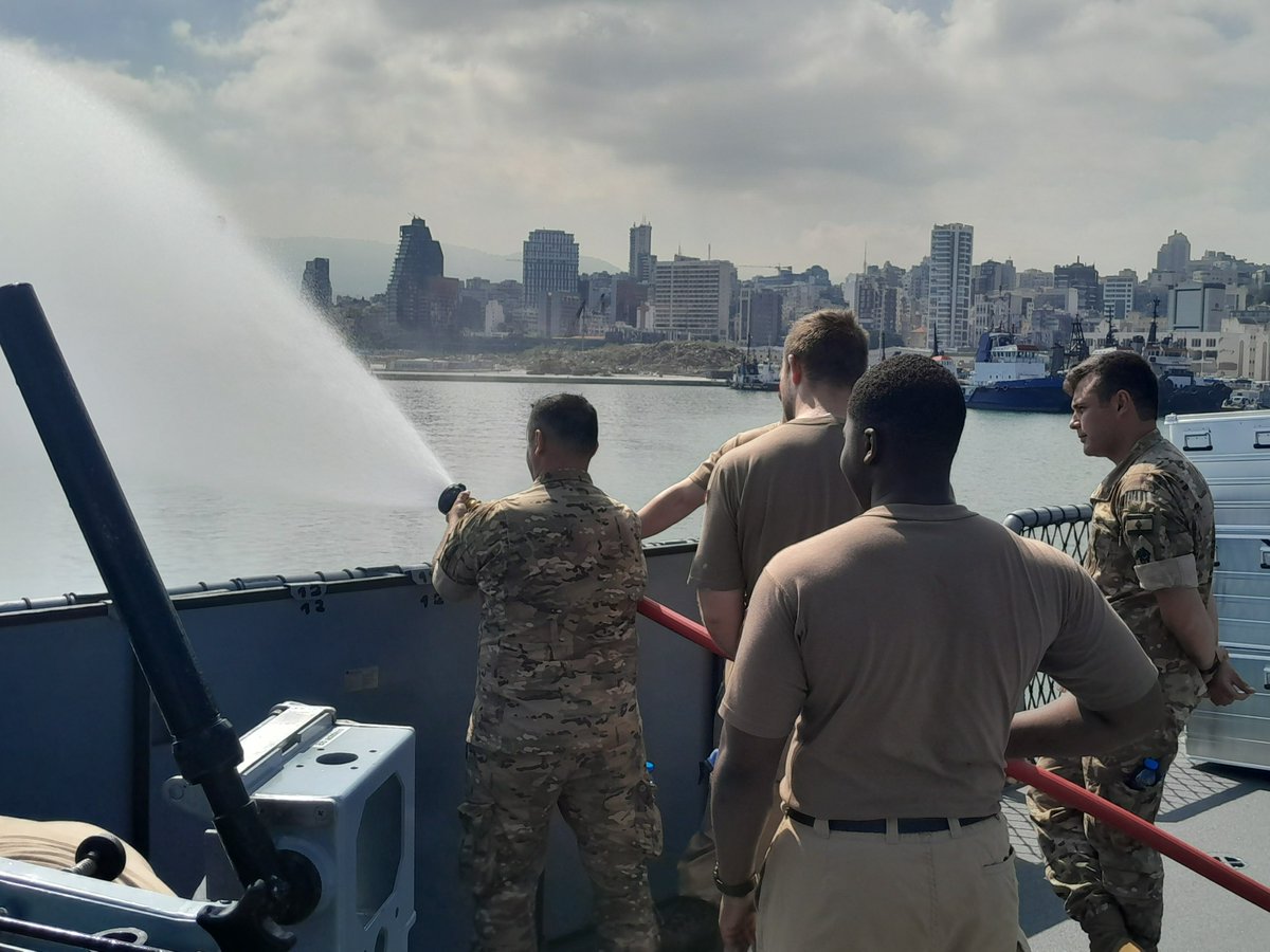 Bei #UNIFIL begleitet die #BundeswehrimEinsatz die libanesische Marine bei ihrer Ausbildung, um selbstständig den eigenen Seeraum überwachen zu können. Dazu gehört auch die an Bord der Fregatte „Brandenburg“ stattfindende Ausbildung zur Leck- und Brandabwehr.