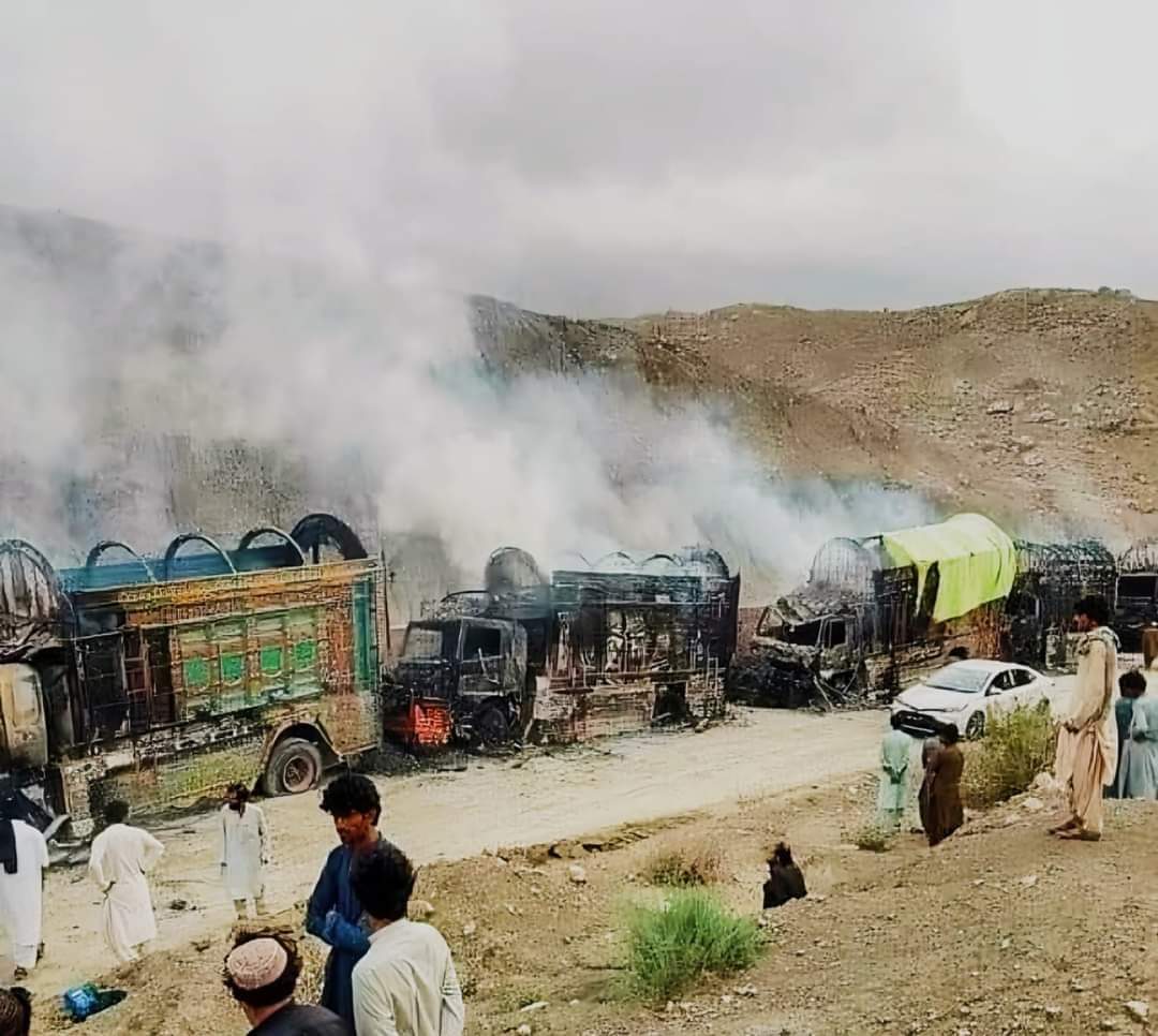 RohilaAryya's tweet photo. ستا پنجاب ورځ تر ورځ اباديژي
لر او بر پښتونخوا په وور سوزي او مرګونه کي زياتيږي
#StopTerrorizingPashtuns
@Us_Ama3 @Achakzai__raziq @Rauf_AFR2 @Sharef_Kakar https://t.co/zEJOsb9C4o