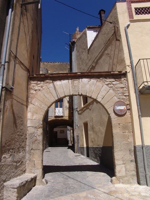 Bon dia amb el #patrimonideldia! El Portal del Gavatx de #LaLlacuna comunica el Raval de la vila amb el nucli medieval. S'hi observa una inscripció amb la data 1606 a la clau de l'arc: patrimonicultural.diba.cat/element/portal… @lallacuna @CulturaDIBA