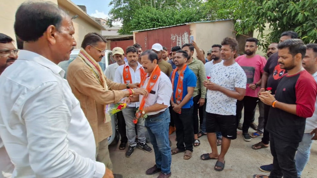 BhartruhariM's tweet photo. କଟକ ଶିଖରପୁର ୪୨ ନଂ ୱାର୍ଡର କର୍ମୀମାନଙ୍କ ସହ ଏକ ଫଳପ୍ରଦ ଆଲୋଚନା କଲି। ଆମର ସମାଜ ପାଇଁ ଏକ ଉଜ୍ଜ୍ୱଳ ଭବିଷ୍ୟତ ଦିଗରେ କାର୍ଯ୍ୟ କରୁଥିବାରୁ ସେମାନଙ୍କର ଦୃଷ୍ଟିକୋଣ ଏବଂ ଚିନ୍ତାଧାରା ଅମୂଲ୍ୟ ଅଟେ।
#BJP4Odisha #ModiKiGuarantee #ModinkaGuarantee https://t.co/ko4qHDZRdi