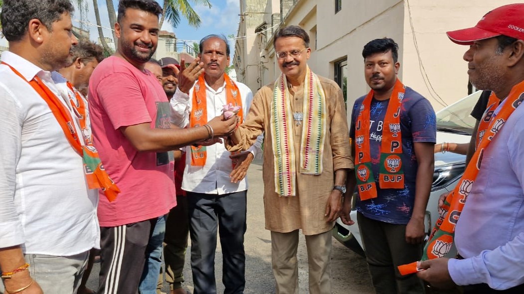BhartruhariM's tweet photo. କଟକ ଶିଖରପୁର ୪୨ ନଂ ୱାର୍ଡର କର୍ମୀମାନଙ୍କ ସହ ଏକ ଫଳପ୍ରଦ ଆଲୋଚନା କଲି। ଆମର ସମାଜ ପାଇଁ ଏକ ଉଜ୍ଜ୍ୱଳ ଭବିଷ୍ୟତ ଦିଗରେ କାର୍ଯ୍ୟ କରୁଥିବାରୁ ସେମାନଙ୍କର ଦୃଷ୍ଟିକୋଣ ଏବଂ ଚିନ୍ତାଧାରା ଅମୂଲ୍ୟ ଅଟେ।
#BJP4Odisha #ModiKiGuarantee #ModinkaGuarantee https://t.co/ko4qHDZRdi