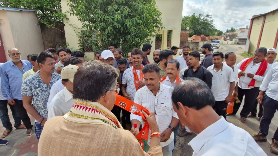 BhartruhariM's tweet photo. କଟକ ଶିଖରପୁର ୪୨ ନଂ ୱାର୍ଡର କର୍ମୀମାନଙ୍କ ସହ ଏକ ଫଳପ୍ରଦ ଆଲୋଚନା କଲି। ଆମର ସମାଜ ପାଇଁ ଏକ ଉଜ୍ଜ୍ୱଳ ଭବିଷ୍ୟତ ଦିଗରେ କାର୍ଯ୍ୟ କରୁଥିବାରୁ ସେମାନଙ୍କର ଦୃଷ୍ଟିକୋଣ ଏବଂ ଚିନ୍ତାଧାରା ଅମୂଲ୍ୟ ଅଟେ।
#BJP4Odisha #ModiKiGuarantee #ModinkaGuarantee https://t.co/ko4qHDZRdi