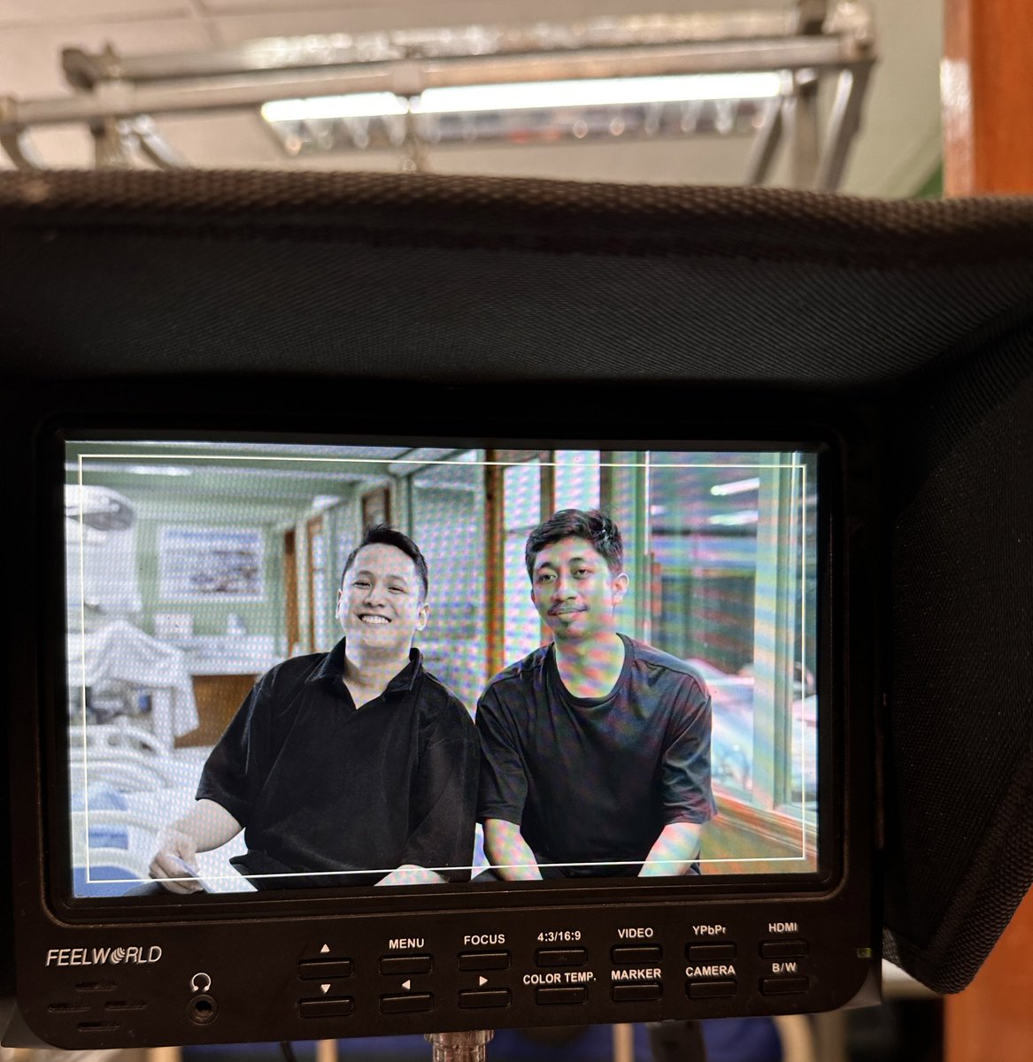 castroecho's tweet image. Makuhanan man lang ng camera kahit pang stand in lang 😂