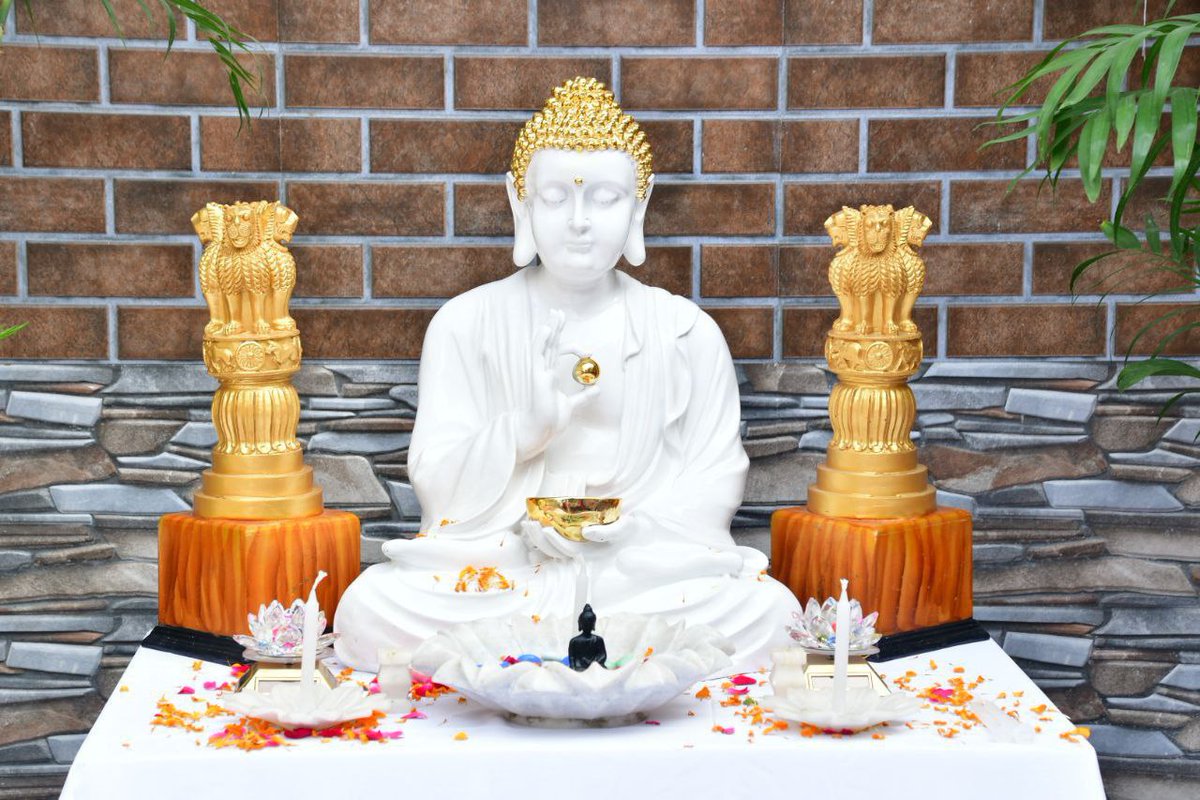 ShayarVivek563's tweet photo. बुद्ध  पूर्णिमा  के  दिन  ही  गौतम  बुद्ध  का  जन्म  हुआ  था,  इसी  दिन  उन्हें  ज्ञान  की  प्राप्ति  हुई  थी  और  इसी  दिन  उनका  महापरिनिर्वाण  भी  हुआ  था । पूरे  विश्व  को  बुद्ध  पूर्णिमा  की  धम्मकामनायें ।  #Buddha
#बुद्ध_पूर्णिमा #BuddhaBlessings 
#नमोबुद्धाय  🙏🏻💐 🙏🏻 https://t.co/QIcHYUjWp1