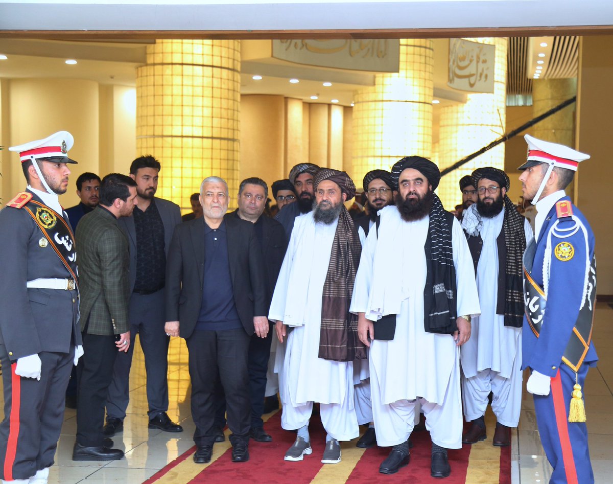 Uqab_afghan98's tweet photo. یو ځل مې د امارتي پلاوي او بیا خاصتاً  #حاجي_ملاصیب د لباس پۀ مادي ارزښت لیکل وکړل، بیرته مې ځکه ړنګ کړل؛ مال بیابه ټامیان وایي چې پۀ غریب افغانستان کې دومره ارزښتمن لباس؟؟
ښۀ نو حاجي ملاصیب او مل هیئت یې اوس پیوند دار لباس واغوندي؟
دلته که ټیټ ځې وای دامونه دې وشکول! که لوړ ځې وای ښکار دې والوځوه؟.
لنډه به یې درته ووایم! د حاجي ملاصیب او مل هیئت هر یو لباس یې پۀ مادي لحاظ دومره ارزښمن دی چې شل یخن قاق، دیرش پتلونونه او دوه سوه نیکټایانې پرې کیږي.😊
معنوي ارزښت خو یې لۀ لمر روښان دی.😍