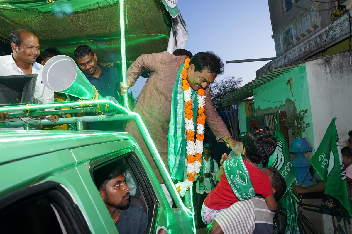 Uma_Samantaray's tweet photo. ବ୍ରହ୍ମଗିରି ନିର୍ବାଚନ ମଣ୍ଡଳୀ ଅନ୍ତର୍ଗତ ବ୍ରହ୍ମଗିରି ବ୍ଲକ୍ ସ୍ଥିତ ପିରିଜିପୁର୍ ପଞ୍ଚାୟତର ନିର୍ବାଚନୀ ପ୍ରଚାର କାର୍ଯ୍ୟକ୍ରମରେ ଯୋଗ ଦେବା ଅବସରରେ।
@Naveen_Odisha @bjd_odisha
#elections #elections2024 #electionpreps #puri #brahmagiri #joinbjd #bijujanatadal #bijujanatadalodisha #naveenodisha #bjddigitalwing #umasamantaray #5T