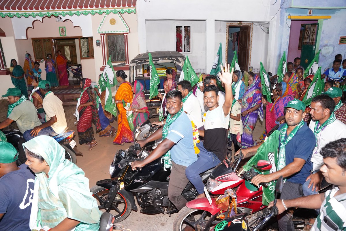 Uma_Samantaray's tweet photo. ବ୍ରହ୍ମଗିରି ନିର୍ବାଚନ ମଣ୍ଡଳୀ ଅନ୍ତର୍ଗତ ବ୍ରହ୍ମଗିରି ବ୍ଲକ୍ ସ୍ଥିତ ପିରିଜିପୁର୍ ପଞ୍ଚାୟତର ନିର୍ବାଚନୀ ପ୍ରଚାର କାର୍ଯ୍ୟକ୍ରମରେ ଯୋଗ ଦେବା ଅବସରରେ।
@Naveen_Odisha @bjd_odisha
#elections #elections2024 #electionpreps #puri #brahmagiri #joinbjd #bijujanatadal #bijujanatadalodisha #naveenodisha #bjddigitalwing #umasamantaray #5T