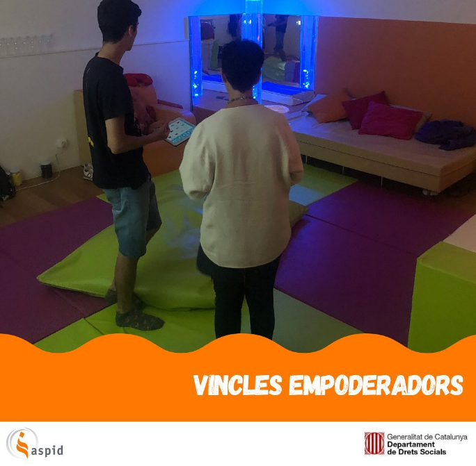 El projecte @dsocialscat #VinclesEmpoderadors es fonamenta en acompanyar a l'infant i la seva família per treballar els vincles familiars , Contribuint a un entorn familiar saludable i fort, i prosperar!! Útilitzant sala @FEPTS_UdL