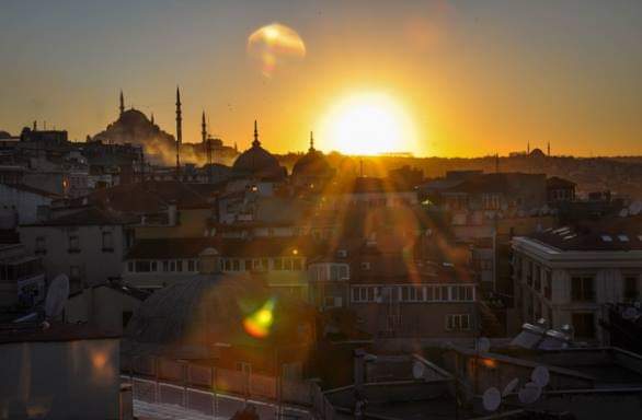 Muhteşem bir Perşembe sabahından hepinize kocaman günaydınlar... Uğurluyoruz gelmez sandığımız Mayıs'ı da..: Haziran hırçın Haziran karmaşık... Durmadan doğmak için çırpınan Güneş'e sadece inananlar yoldaş, Güneş karanlığa tapanlara ezelden beri alışık! Karanlık kaybediyor her