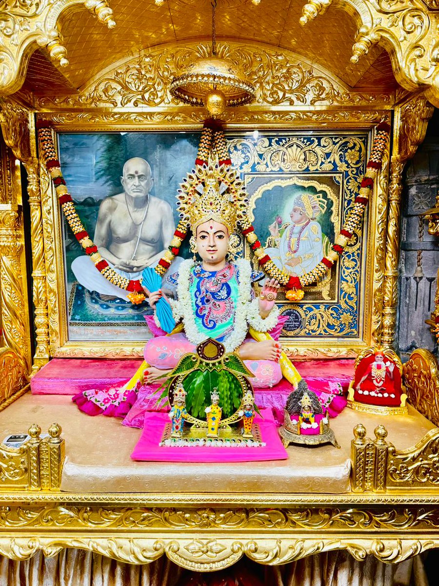 Immerse yourself in the #divinity of today's #ShangarDarshan of Shree #GhanshyamMaharaj and Shree #HarikrushnaMaharaj on this auspicious Vaishakh Sud Poonam at Shree #SwaminarayanMandir #Maninagar, where the Lord is adorned in exquisite attire infused with saffron and sandalwood.