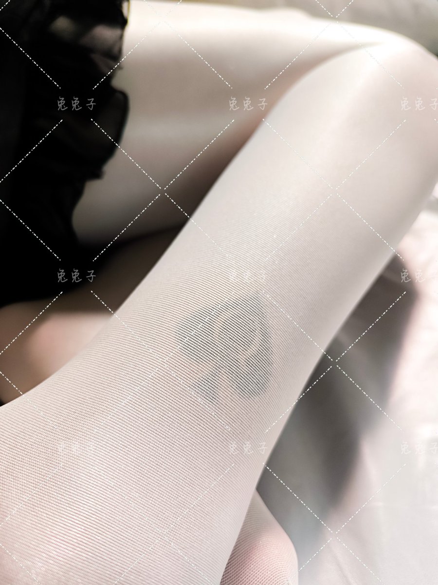 贱狗，谁你都敢泡？好好看看老娘腿上的标志。你的废物鸡巴都没有黑爹赐给我的纹身长吧。上供？这倒是可以考虑考虑，500元就允许你对我的脚底撸一次，很划算吧？贱种王八

#媚黑 #婊子 #黑爹 #bbc #媚外 #留学生 #绿奴  #QOS #淫荡 #肉便器 #羞辱 #调教 #blackcock  #bigdick #cuck https://t.co/NU6AdWkMc7