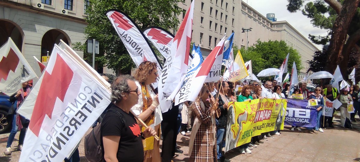 ConfeIntersindi's tweet image. La Confederación Intersindical se concentra ante el @empleogob por una #jubilación anticipada y jubilación parcial igual para todas las trabajadoras y trabajadores, al cobro íntegro de las pagas extras. Derechos, son nuestros derechos.