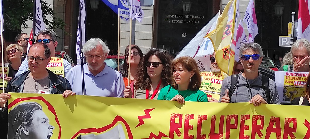 ConfeIntersindi's tweet image. La Confederación Intersindical se concentra ante el @empleogob por una #jubilación anticipada y jubilación parcial igual para todas las trabajadoras y trabajadores, al cobro íntegro de las pagas extras. Derechos, son nuestros derechos.