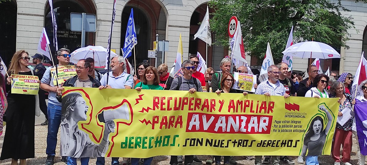 ConfeIntersindi's tweet image. La Confederación Intersindical se concentra ante el @empleogob por una #jubilación anticipada y jubilación parcial igual para todas las trabajadoras y trabajadores, al cobro íntegro de las pagas extras. Derechos, son nuestros derechos.