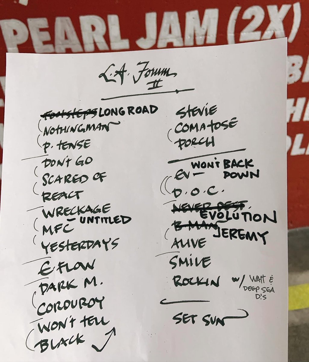 PearlJam's tweet photo. You’ve outdone yourselves, Los Angeles! ❤️‍🔥 https://t.co/qZZQUX7u15