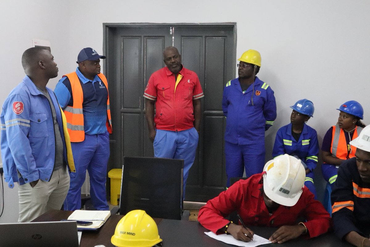 CXLmining's tweet photo. We were delighted to host a team of 38 students and two lecturers at our world class lithium project. Students were drawn from Metallurgical Assaying final year class of ZSM. We are eager to play our part in human capital development of Zimbabwe. https://t.co/YHMyUPmPGa
