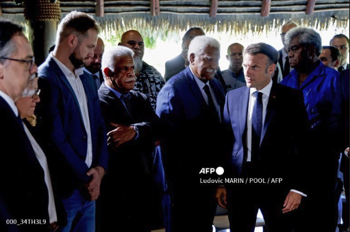 Body language when presidents meet. #France’s Macron with #NewCaledonia govt's Louis Mapou (not happy) and Congress’ Roch Wamytan. These the only agency photos run of Macron with Kanaks filed among two dozen of him with French security forces. #NouvelleCaledonie #Pacific