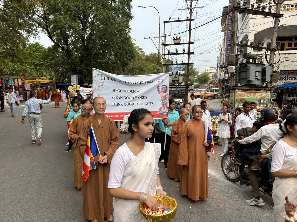 Namo Buddhay ! JayBhim !! 
from BodhGaya Bihar 

बुद्धपोर्णिमा महोत्सवात देशविदेशातल्या रॅली सोबत 
समता सैनिक दलाचं पथसंचलन बघून खुप आनंद वाटला, 
आपलं कुणीतरी आहे ही फिलिंग भारिये, त्यातला कित्येक लोकांना जाऊन बोललो
#बुध्दपोर्णिमा #vesakday