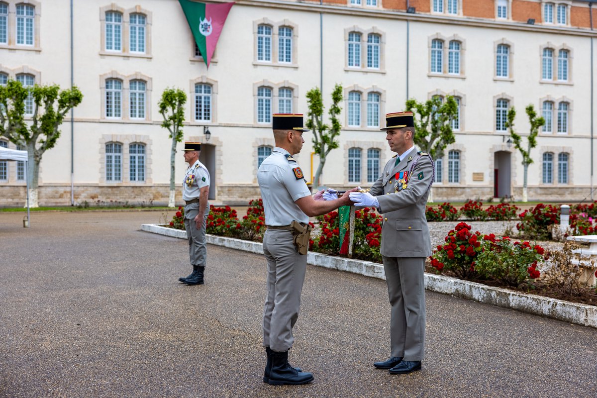 2eEtranger's tweet image. #PASSCOM
Cérémonie de passation de commandement pour la Compagnie de commandement et de Logistique (CCL) et la 2e compagnie : les capitaines Alain et Arnaud ont reçu le fanion de leur compagnie respective des mains du chef de corps.