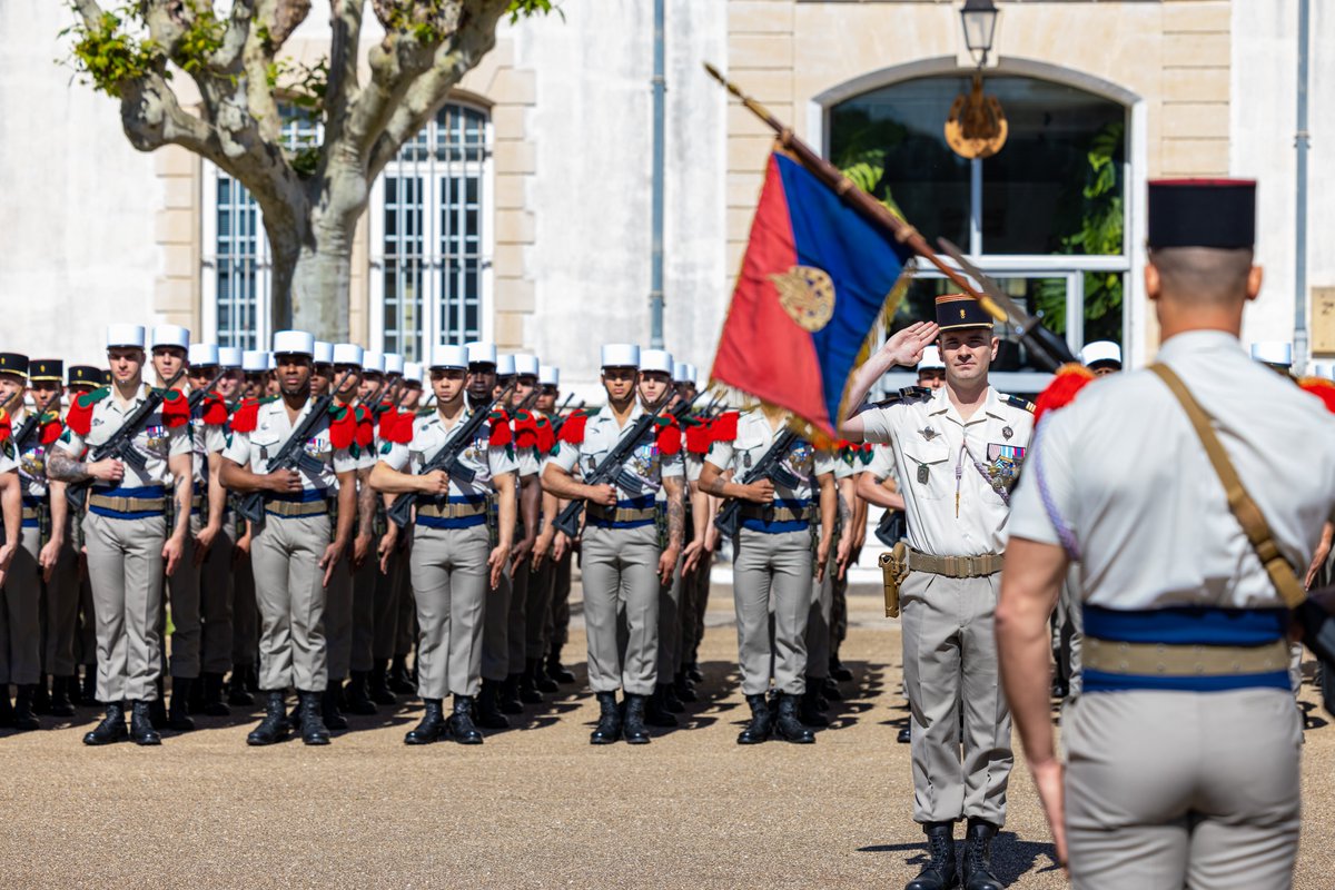 2eEtranger's tweet image. #PASSCOM
Cérémonie de passation de commandement pour la Compagnie de commandement et de Logistique (CCL) et la 2e compagnie : les capitaines Alain et Arnaud ont reçu le fanion de leur compagnie respective des mains du chef de corps.