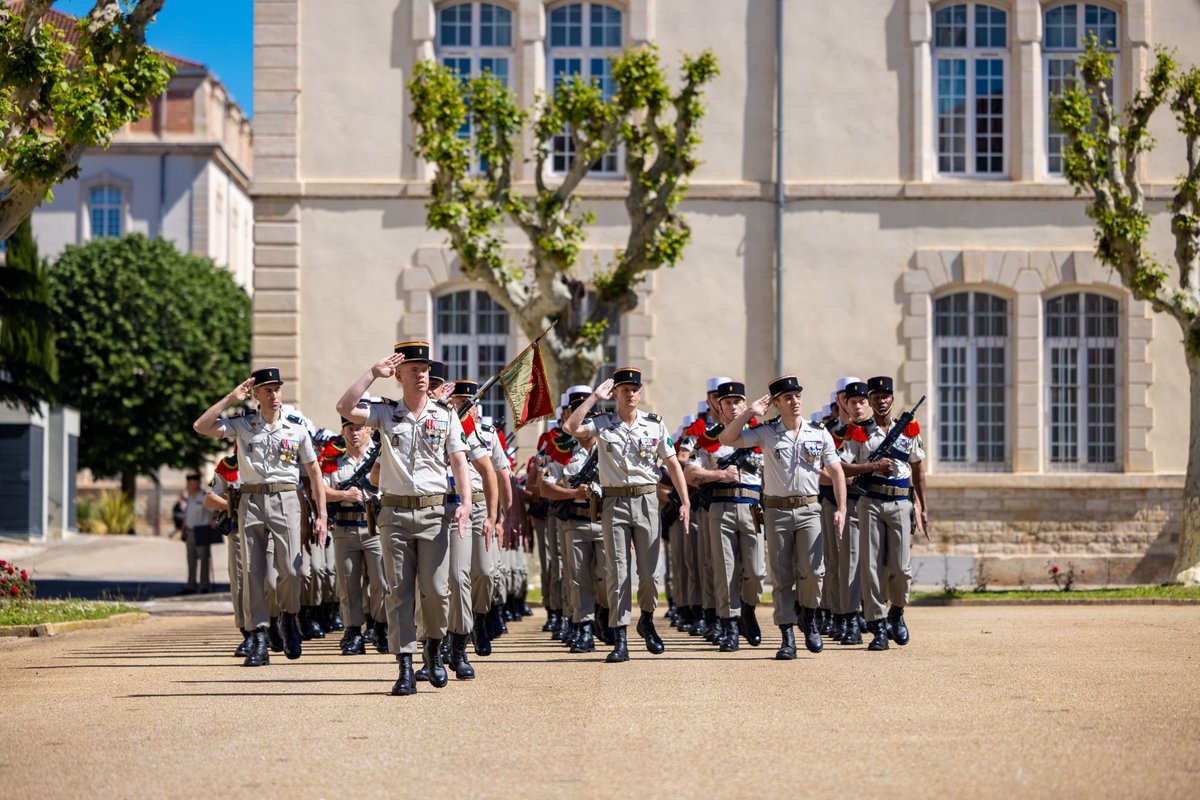 2eEtranger's tweet image. #PASSCOM
Cérémonie de passation de commandement pour la Compagnie de commandement et de Logistique (CCL) et la 2e compagnie : les capitaines Alain et Arnaud ont reçu le fanion de leur compagnie respective des mains du chef de corps.