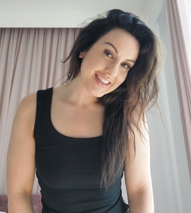 I'm snotty and have a stinking cold...not in this picture obviously 😄 🤣 https://t.co/RTsnsdVk8a<a href="/tag/newprofilepic"class="tags"><span>#newprofilepic</span></a>