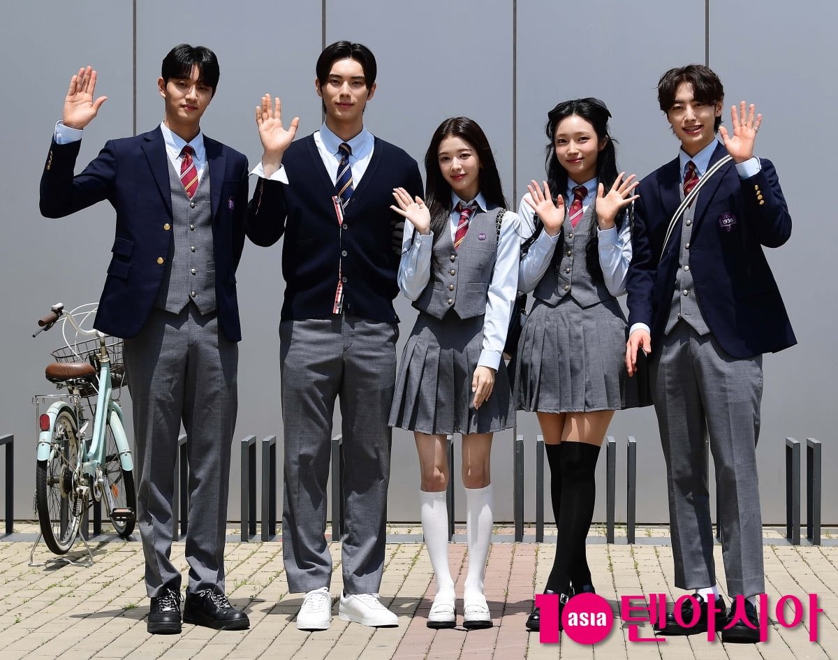 Netflix #Hierarchy main cast lineup #RohJeongeui #LeeChaemin #KimJaeWon #JiHyeWon #LeeWonJeong on their way filming for guest appearance on JTBC #KnowingBros