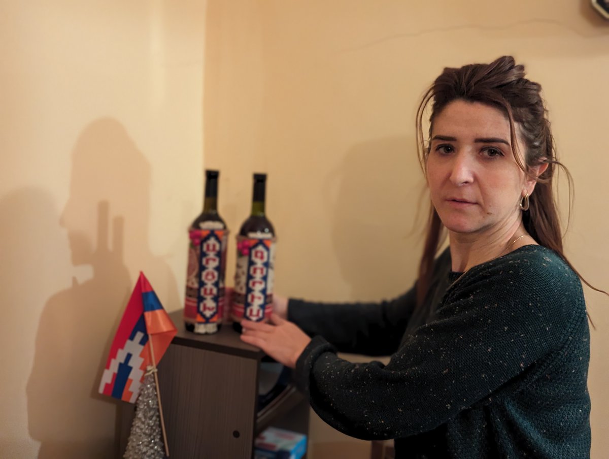 echo_Europe's tweet photo. This is Liana showing the handicrafts with Armenian patterns made by her daughter.
They were displaced due to the conflict in #NagornoKarabakh and now, are living in a rented house in Goris. Our partner @PIN_Armenia provides her electricity payments for heating, thanks to the EU. https://t.co/srZovPQYcU