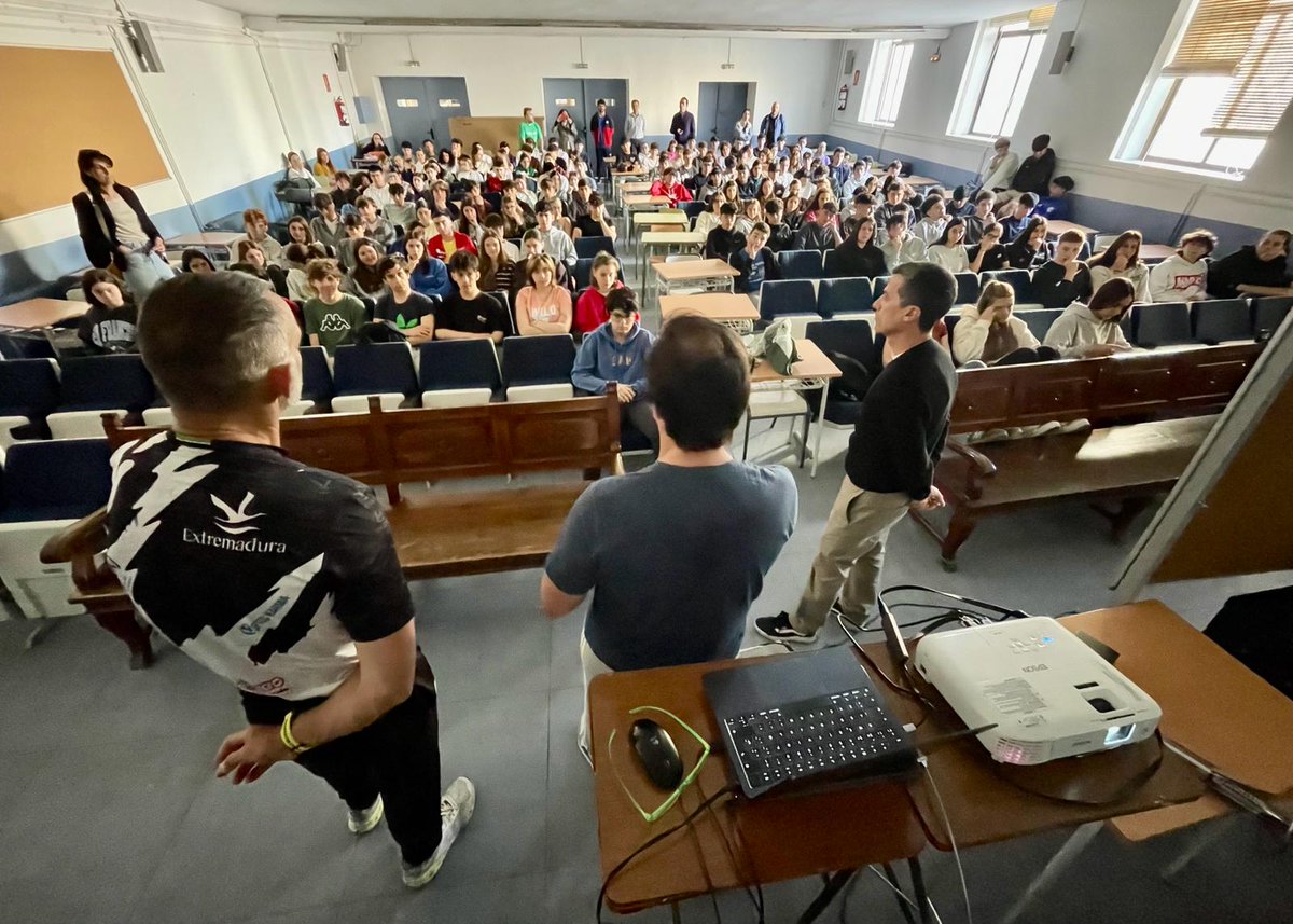 Un día más, nuestro Kini Carrasco impartió cátedra acerca de como afrontar la vida en nuestras charlas 'Deporte, Valores y Superación', en esta ocasión en el I.E.S Zurbarán de Badajoz 🔝. ¡Ha sido un auténtico placer estar allí!