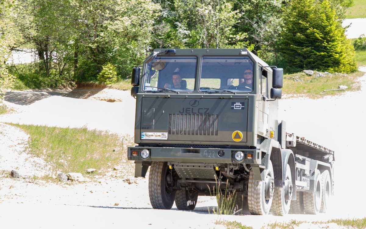 AgencjaUzbr's tweet image. Kolejne Jelcze z systemem #Multilift dla 🇵🇱 armii.

22 maja br. #AU zawarła umowę z #Jelcz na dostawę 200 szt. pojazdów Jelcz 862 z systemem samozaładowczym Multilift MK IV i przyczepą do transportu kontenerów PK-2-24t za kwotę ok. 837 mln zł.

Umowa obejmuje dostawę w latach…