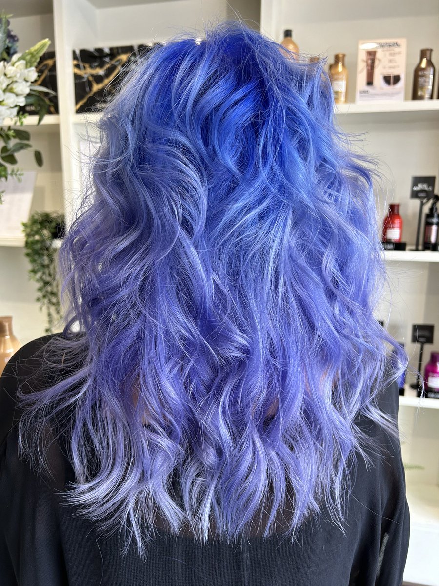 Ever considered the vibrants ? Colour melts are great way of creating depth & dimension to the hair & this Violet,lavender,& Silver 💙💜🩶 melt is absolutely STUNNING 🤩