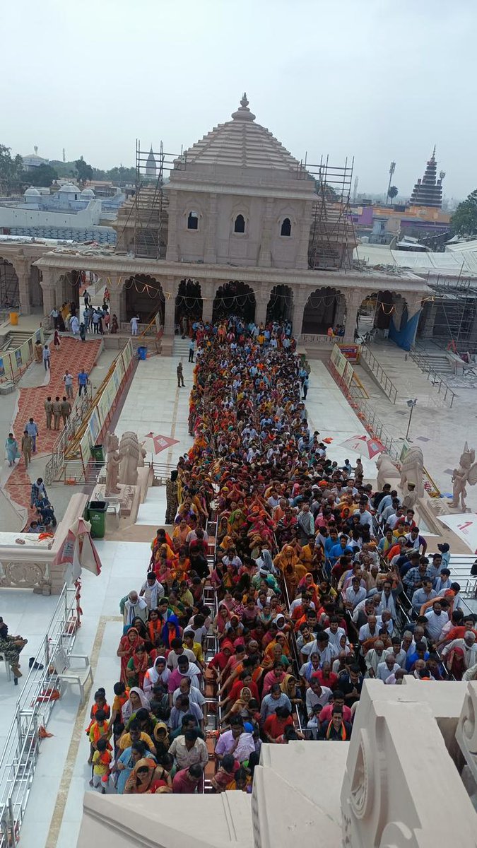 ShriRamTeerth's tweet photo. बुद्ध पूर्णिमा के पावन पर्व पर प्रभु श्री रामलला सरकार के दर्शन को उमड़ा जनसागर

Sea of devotees in Ayodhya today to have darshans of Prabhu Shri Ramlalla Sarkar on the pious festival of Buddha Purnima . https://t.co/NogzaKUdDk