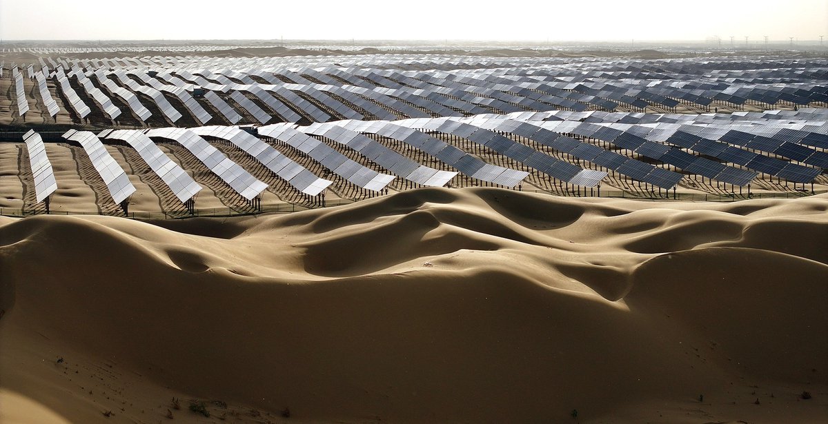PuebloEnLnea's tweet photo. ¡Cuidando el #desierto con energía verde! Una flota de más de 150 #topadoras se desplaza de un lado a otro sobre una vasta duna de arena para despejar el camino para la instalación de millones de paneles solares en la ciudad de Ordos en #MongoliaInterior de China. #ChinaEcología https://t.co/3UZuWR3mla