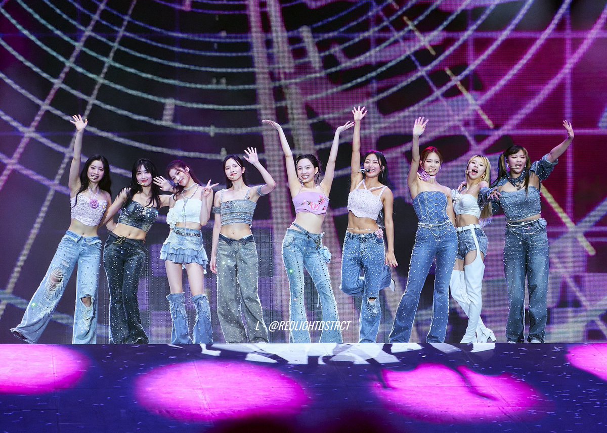 redlightdstrct's tweet image. TWICE concert photo MASTER THREAD β¬οΈ here are all the photos I've taken of TWICE from various performances/tours