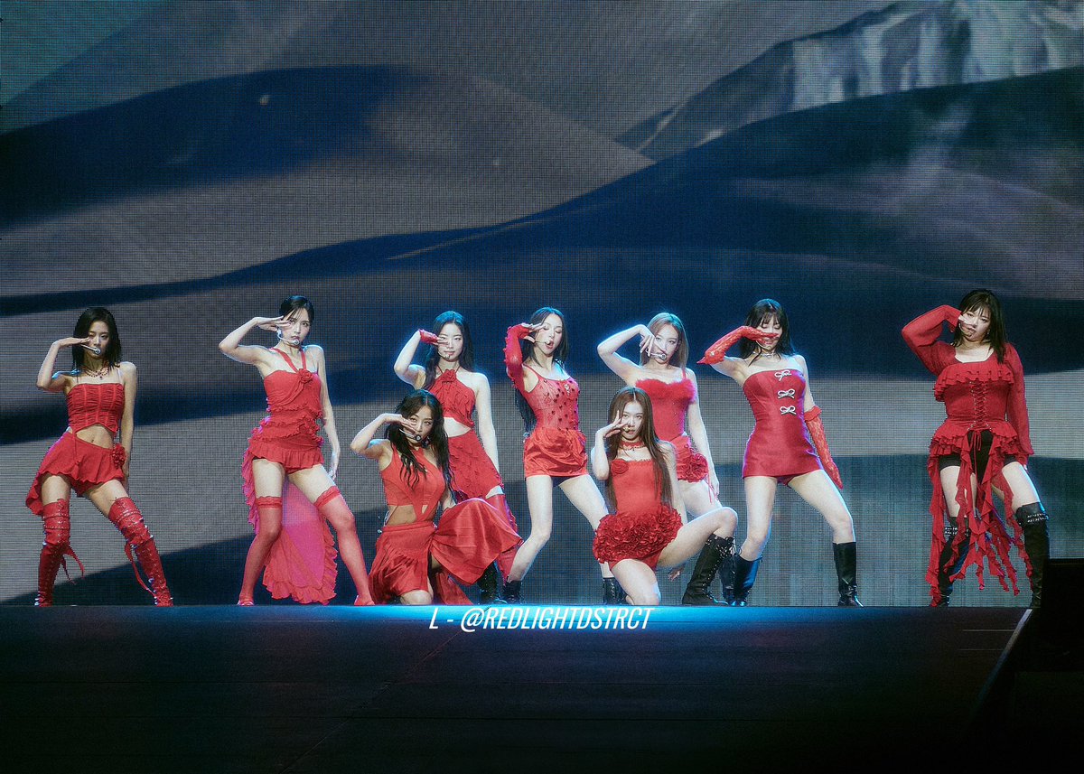 redlightdstrct's tweet image. TWICE concert photo MASTER THREAD β¬οΈ here are all the photos I've taken of TWICE from various performances/tours