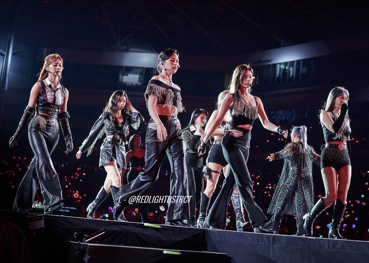 redlightdstrct's tweet image. TWICE concert photo MASTER THREAD β¬οΈ here are all the photos I've taken of TWICE from various performances/tours