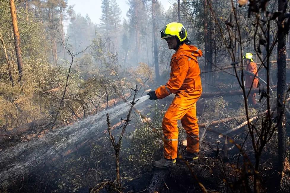 ’<a href="/PPpelastus/">Pohjois-Pohjanmaan pelastuslaitos</a> on nyt turhan työllistetty maastopalojen vuoksi. Huonon isännän hoitaminen ei tule halvaksi.

Maastopalovaroituksen aikana avotulen teko on kielletty.

<a href="/PPpelastus/">Pohjois-Pohjanmaan pelastuslaitos</a> ilmoittaa poliisille, jos on aihetta epäillä, että palo on tahallinen tai tuottamuksellinen.

Kuva: HS