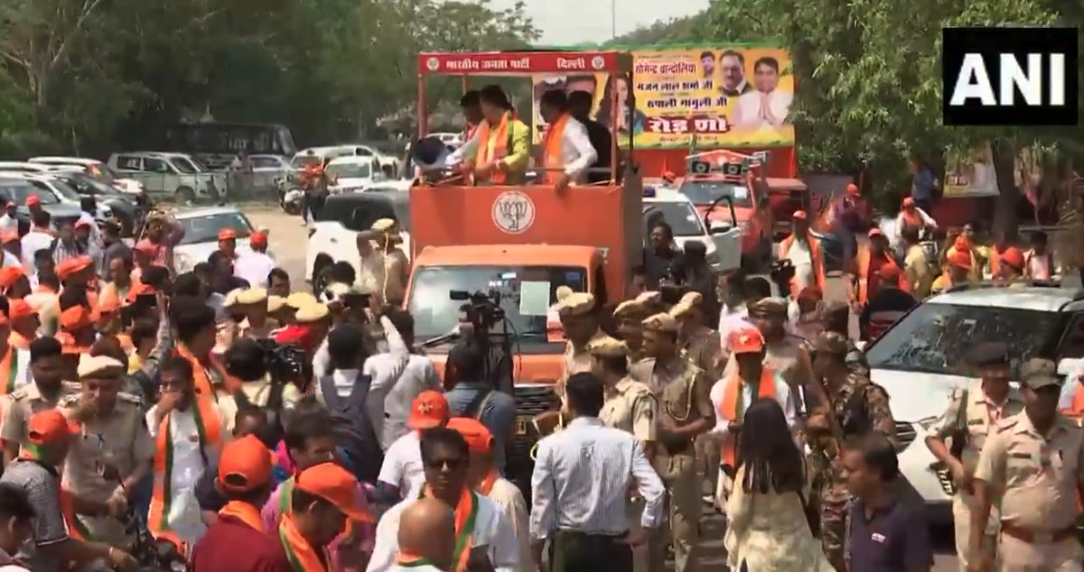 32 Police waale
17 BJP  Supporters

Rajasthan CM's road show in Delhi 😂😂😂😂