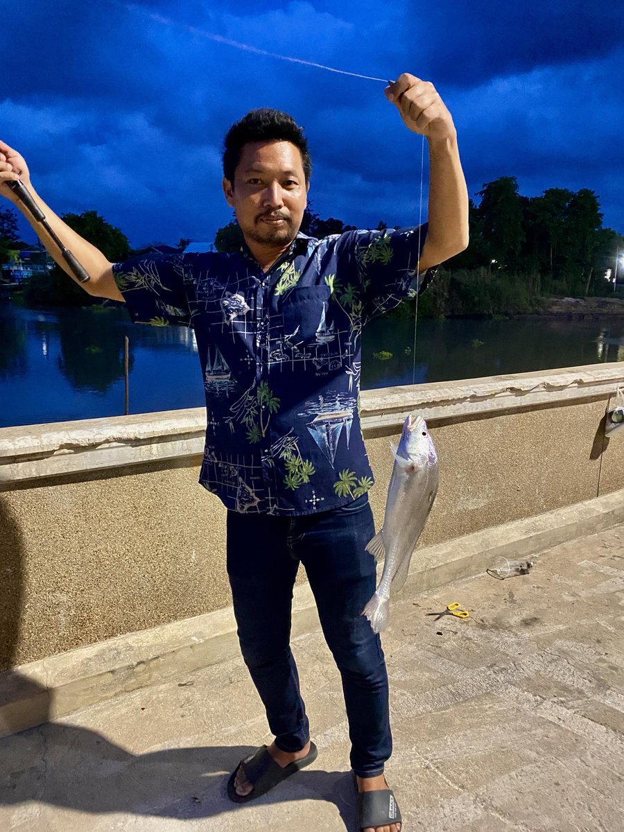 ท้องฟ้าสวยงามที่ริมเขื่อนหน้าอำเภอเสนา😊