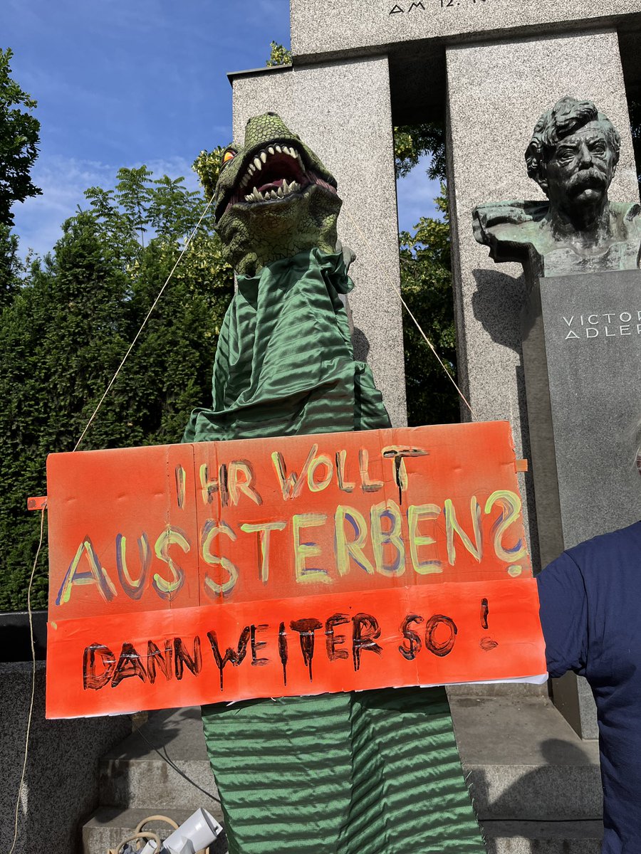 thomaswaitz's tweet photo. Demo am Schmerlingsplatz: Wir brauchen eine #Renaturierungsgesetz. SPÖ Ankündigungen sind zu wenig. Wir brauchen ein formelles Schreiben der SPÖ, dann kann sich die ÖVP nicht mehr hinter den Bundesländern verstecken. #Renaturierung https://t.co/OXFt6qZcnQ