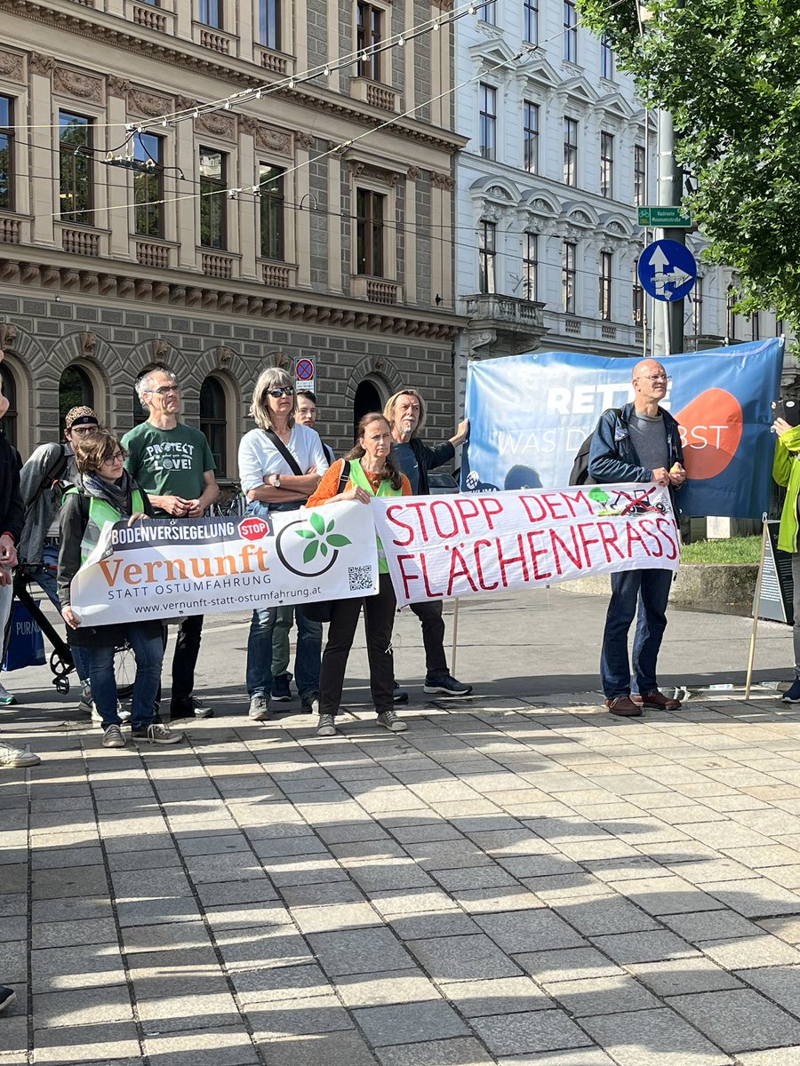 Demo am Schmerlingsplatz: Wir brauchen eine #Renaturierungsgesetz. SPÖ Ankündigungen sind zu wenig. Wir brauchen ein formelles Schreiben der SPÖ, dann kann sich die ÖVP nicht mehr hinter den Bundesländern verstecken. #Renaturierung