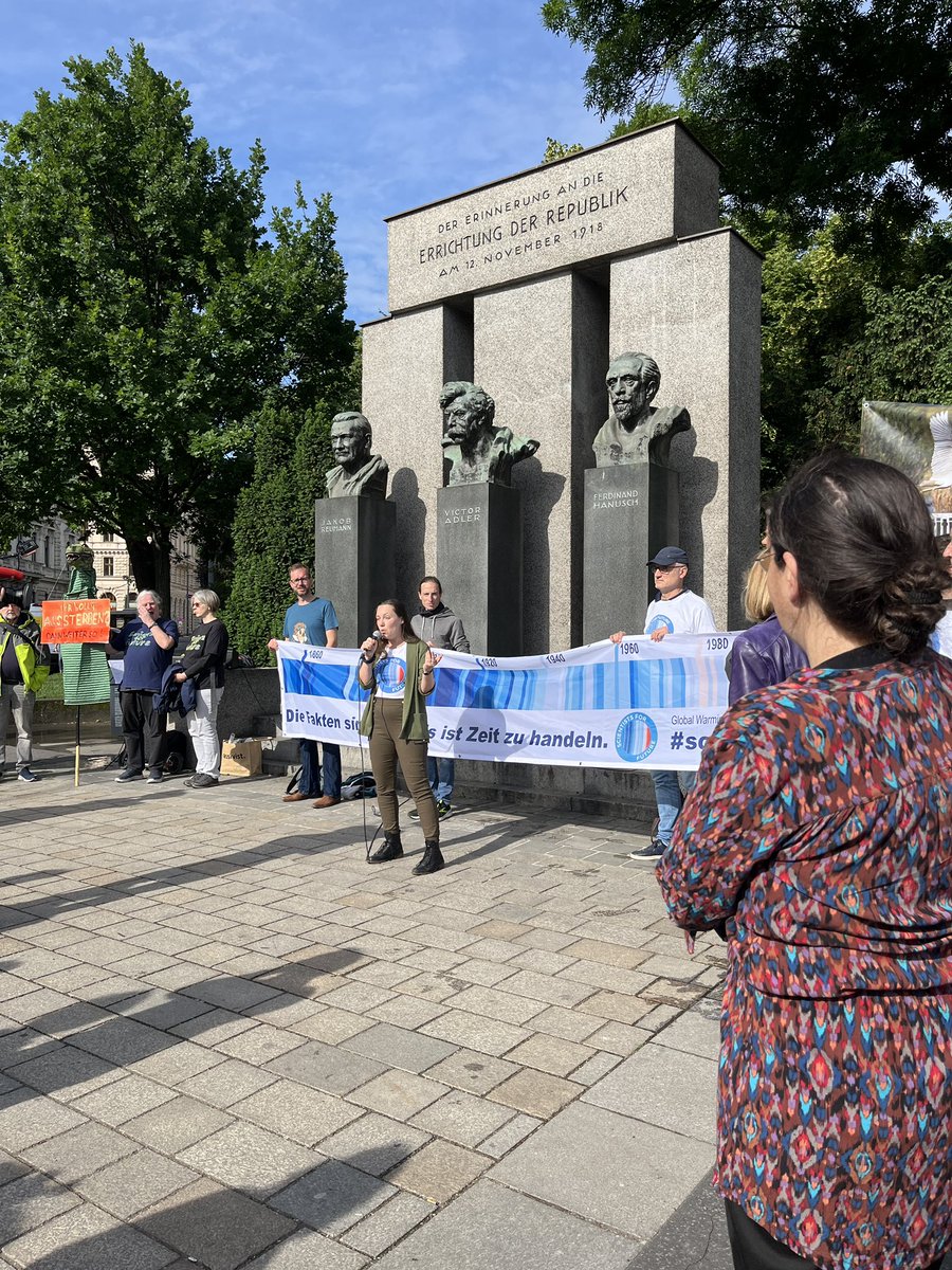 thomaswaitz's tweet photo. Demo am Schmerlingsplatz: Wir brauchen eine #Renaturierungsgesetz. SPÖ Ankündigungen sind zu wenig. Wir brauchen ein formelles Schreiben der SPÖ, dann kann sich die ÖVP nicht mehr hinter den Bundesländern verstecken. #Renaturierung https://t.co/OXFt6qZcnQ