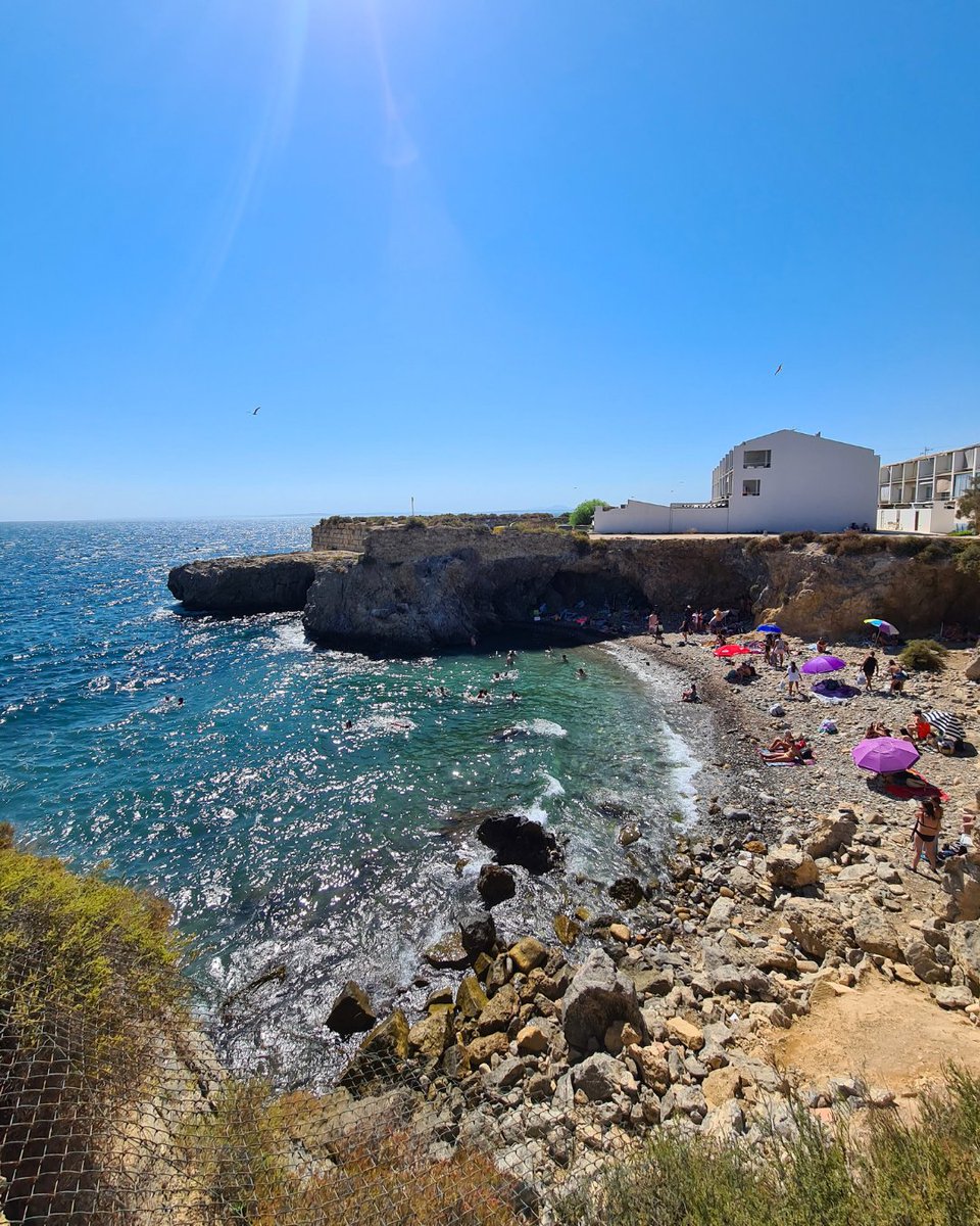 Arranca la temporada de calitas en la #CostaBlanca 🏝🩵. Y aquí te dejamos una primera selección de esas que no puedes perderte este verano: 
⛱ Cala El Racó en #Calp  
⛱ Cala La Almadrava en #Benidorm  
⛱ Cala dels Birrós en Tabarca #Alicante 1/2