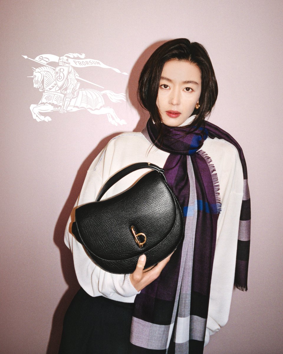 TatlerThailand's tweet photo. Burberry (@Burberry) เฉลิมฉลองแคมเปญใหม่ด้วยกระเป๋า Burberry Rocking Horse โดยนำเสนอผ่าน Brand Ambassador ร่วมด้วย ไบร์ท, จอน จีฮยอน, และ ถัง เหว่ย พร้อมด้วยนักแสดงหญิง มิซึคาว่า อาซามิ, นางแบบ ลิลลี่ โดนัลด์สัน, และ โนรา แอตทาล จากแคมเปญล่าสุด #Burberry https://t.co/RwoxcELqhp