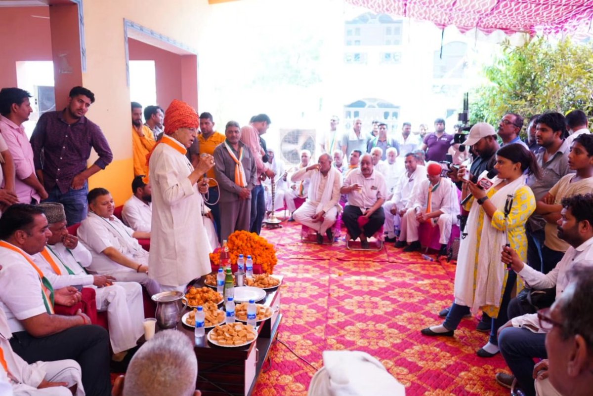 बैलेट नंबर - 4 🗳️✌️
चुनाव चिन्ह  - हाथ ✋🏻
तारीख़ -  25 मई 🗓 📢

फ़रीदाबाद लोकसभा के खेड़ी-गुजरान में आयोजित जन संवाद कार्यक्रम को सम्बोधित कर वोट की अपील की | इस दौरान  विधायक श्री नीरज शर्मा जी भी मौजूद रहे.

फ़रीदाबाद की जनता तैयार है, अबकी बार बदलाव की बयार है।

हाथ बदलेगा