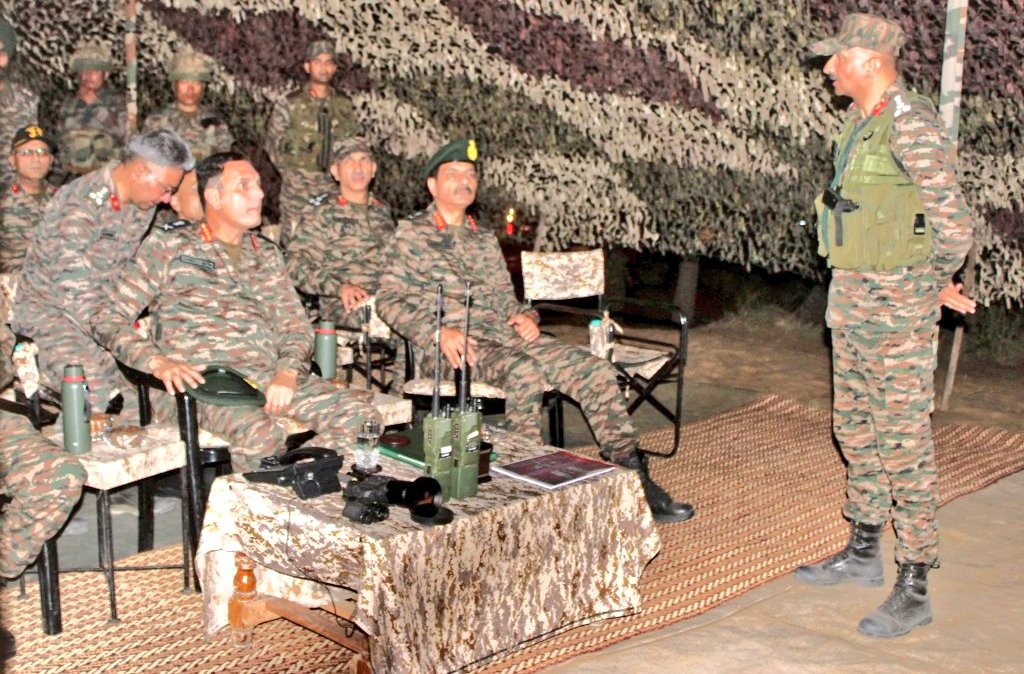 ⚡#ArmyCdrSWC conducted a comprehensive review of the operational preparedness of #RanbankuraDivision #ChetakCorps tasked with safeguarding part of the Western Borders.

#IndianArmy #SouthWesternCommand