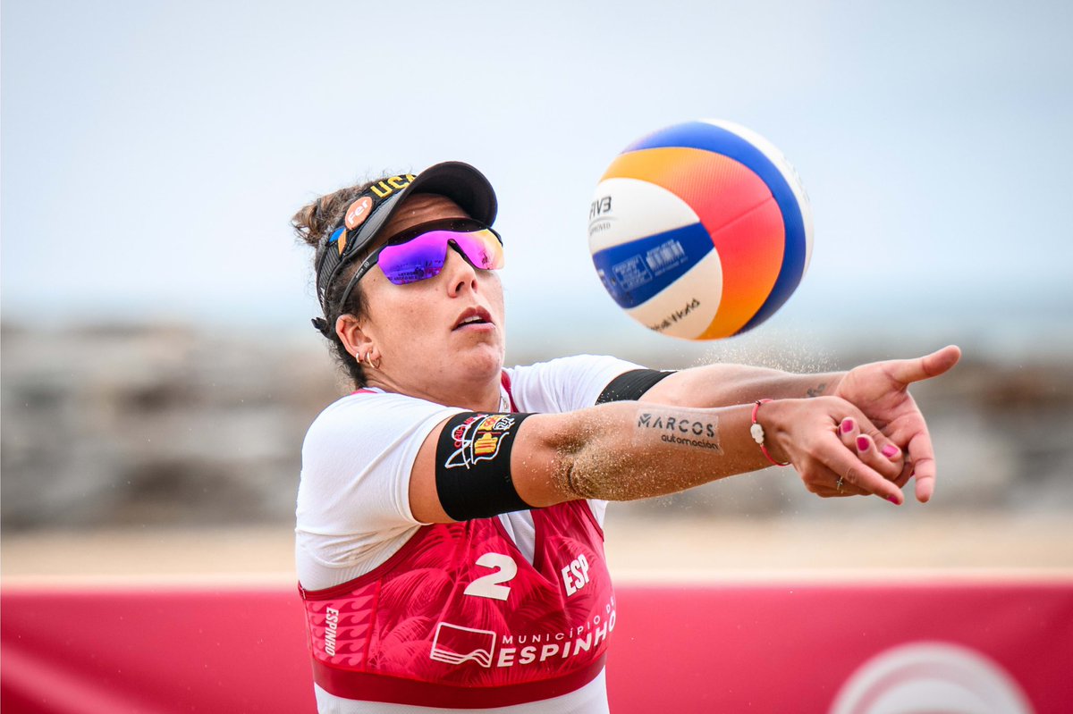 vp_lili_paula's tweet photo. No ha podido ser 😩❌🇵🇹

Perdimos contra Tania y Daniela 🇪🇸 en un derbi muy ajustado🤦🏻‍♀️

Toca reponerse rápido para 🇵🇱 &amp; 🇨🇿 

Vamoooossss ☺️💪🔥

📸 @beachvolleyballworld 

#UCAM #ProyectoFER #Iberdrola  #VichyCatalan #EvilEyeEyewear #RFEVB #COE #VoleyPlaya #TeamESP #LilianaPaula https://t.co/2SNiqcPMPv
