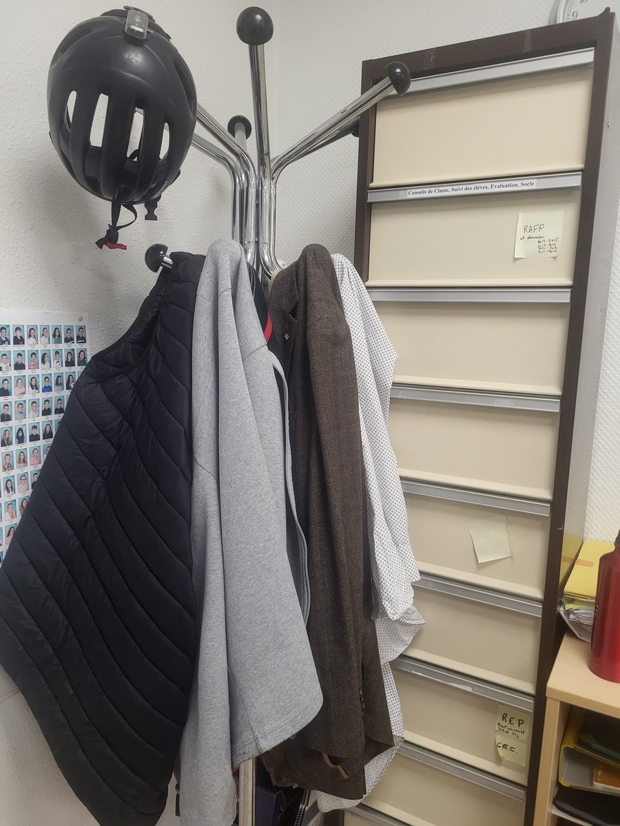 JulienGiovacch1's tweet image. Que manque-t-il pour développer les déplacements en vélo des personnels vers le collège? Un vestiaire peut-etre ? #PDES #collegedelamorinie #E3D #EPSA 
Le COPIL va plancher sur le sujet.