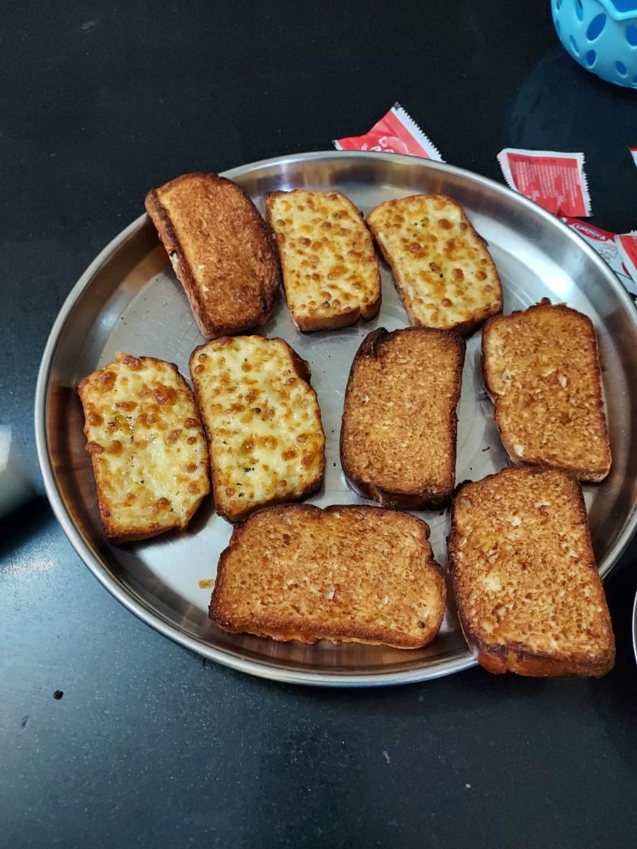 mehuljamang's tweet photo. @LaPinozPizzaInd  order no. #21754326, have complaint on app  &amp; cusotmer care regarding burnt n low quality garlic bread, no revert from either side https://t.co/zUdFHb06HY