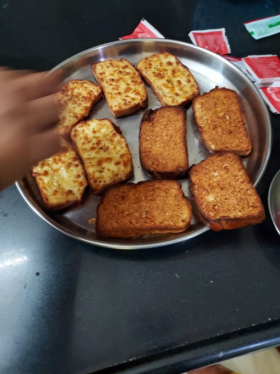 mehuljamang's tweet photo. @LaPinozPizzaInd  order no. #21754326, have complaint on app  &amp; cusotmer care regarding burnt n low quality garlic bread, no revert from either side https://t.co/zUdFHb06HY